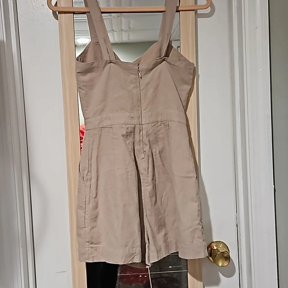 ABERCROMBIE Khaki short romper woth cut out. Size 0 NWT - Picture 10 of 11